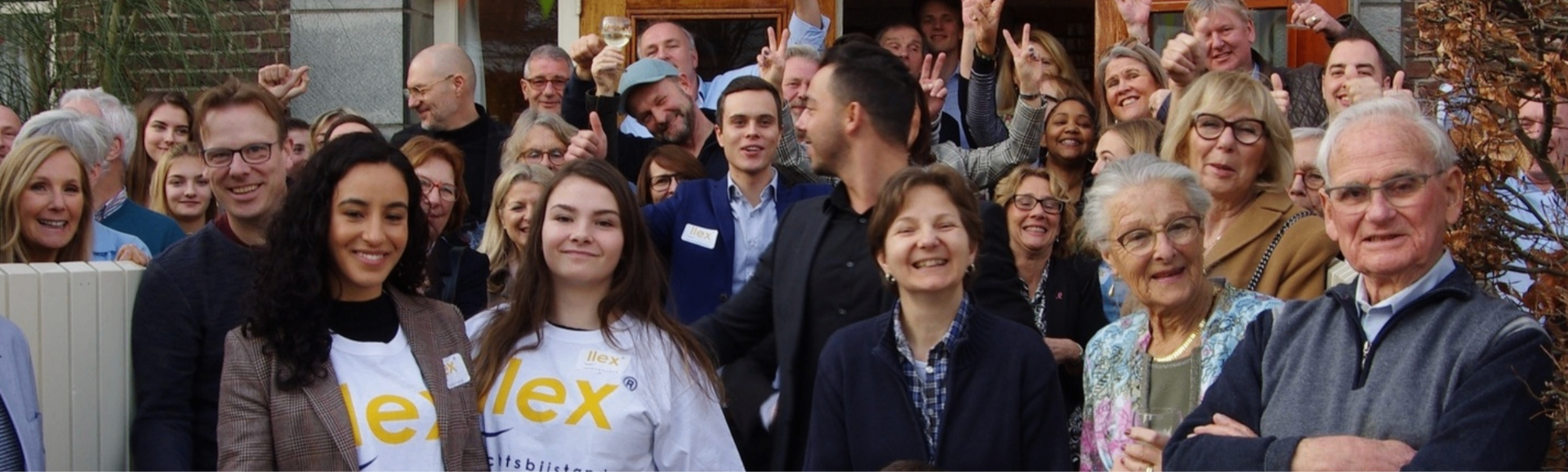 Насмеано семејство, поддржано од LLex